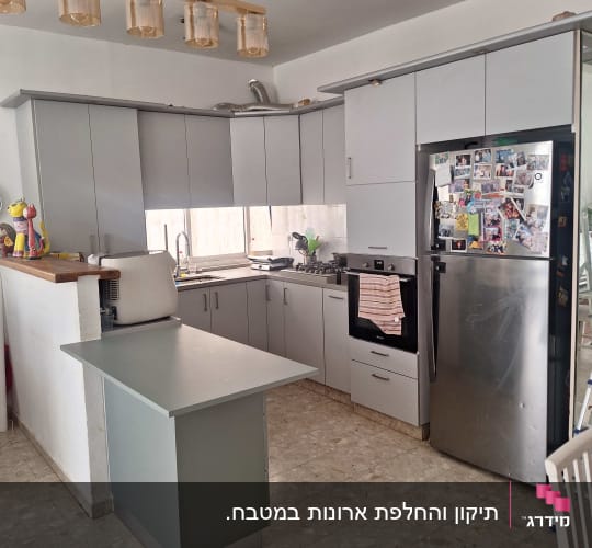 מטבח מודרני עם ארונות אפורים ומקרר
